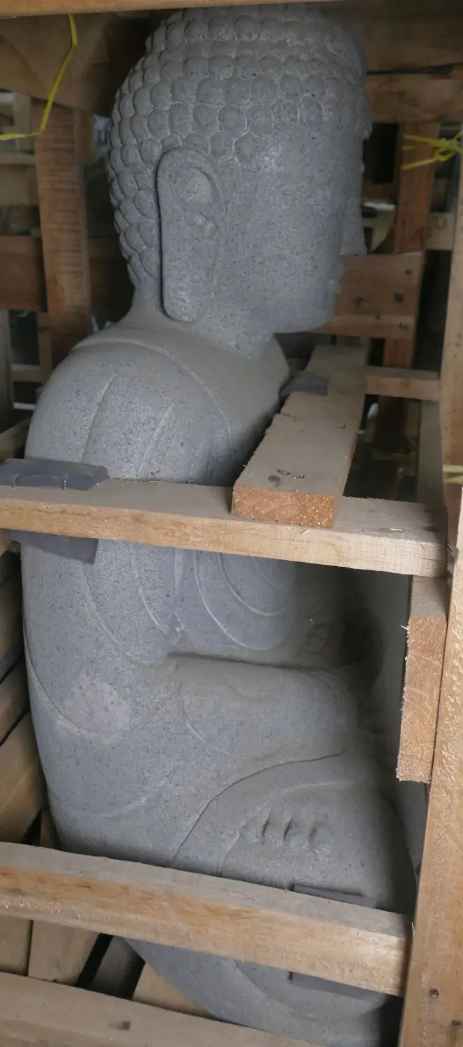  Product image 4 of the product “Seated Buddha made of high value riverstone with the hand gesture “meditation”, height 74cm. Stonemason’s work ”